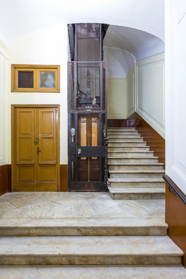Rettifilo Family Apartment By Wonderful Italy Naples Luaran gambar